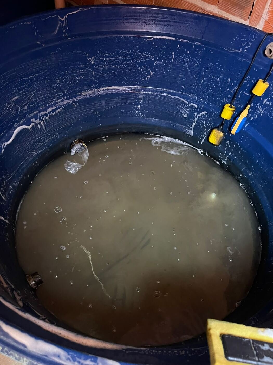 Caixa d'água durante a limpeza
