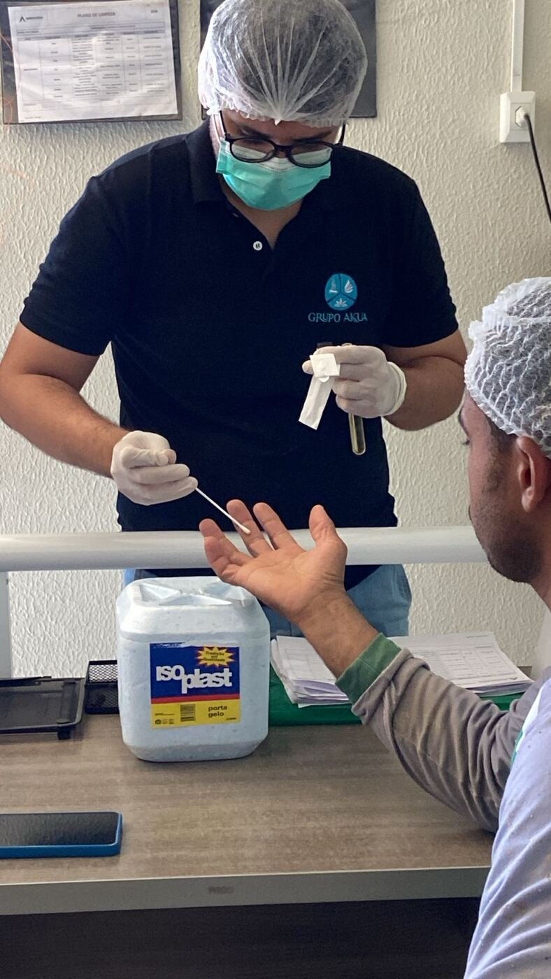 Swab nas mãos de colaborador